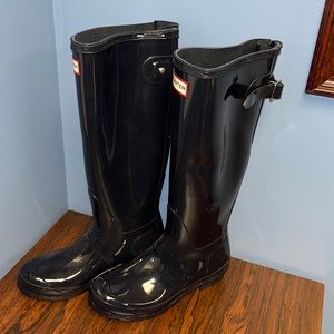 Hunter boot, women’s iconic glossy tall navy US size 6, New without tags